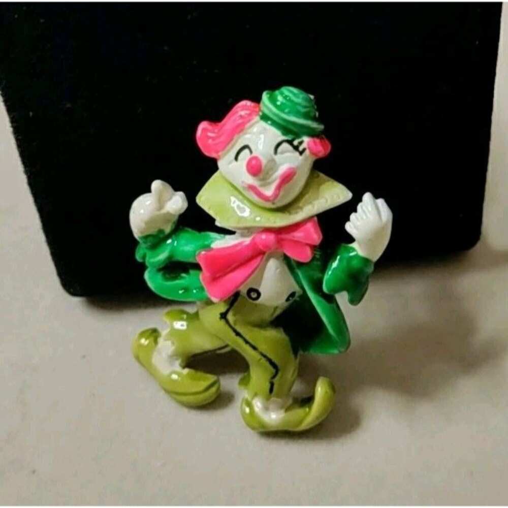 Kramer Signed Enamel Clown Brooch Green W Pink Hair & Bowtie